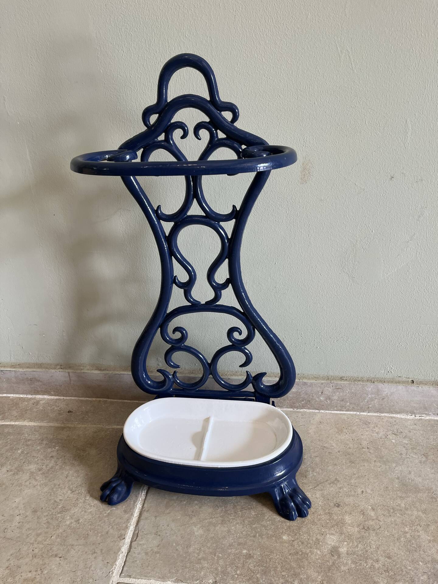 Enamelled cast iron umbrella stand from the early 20th century.