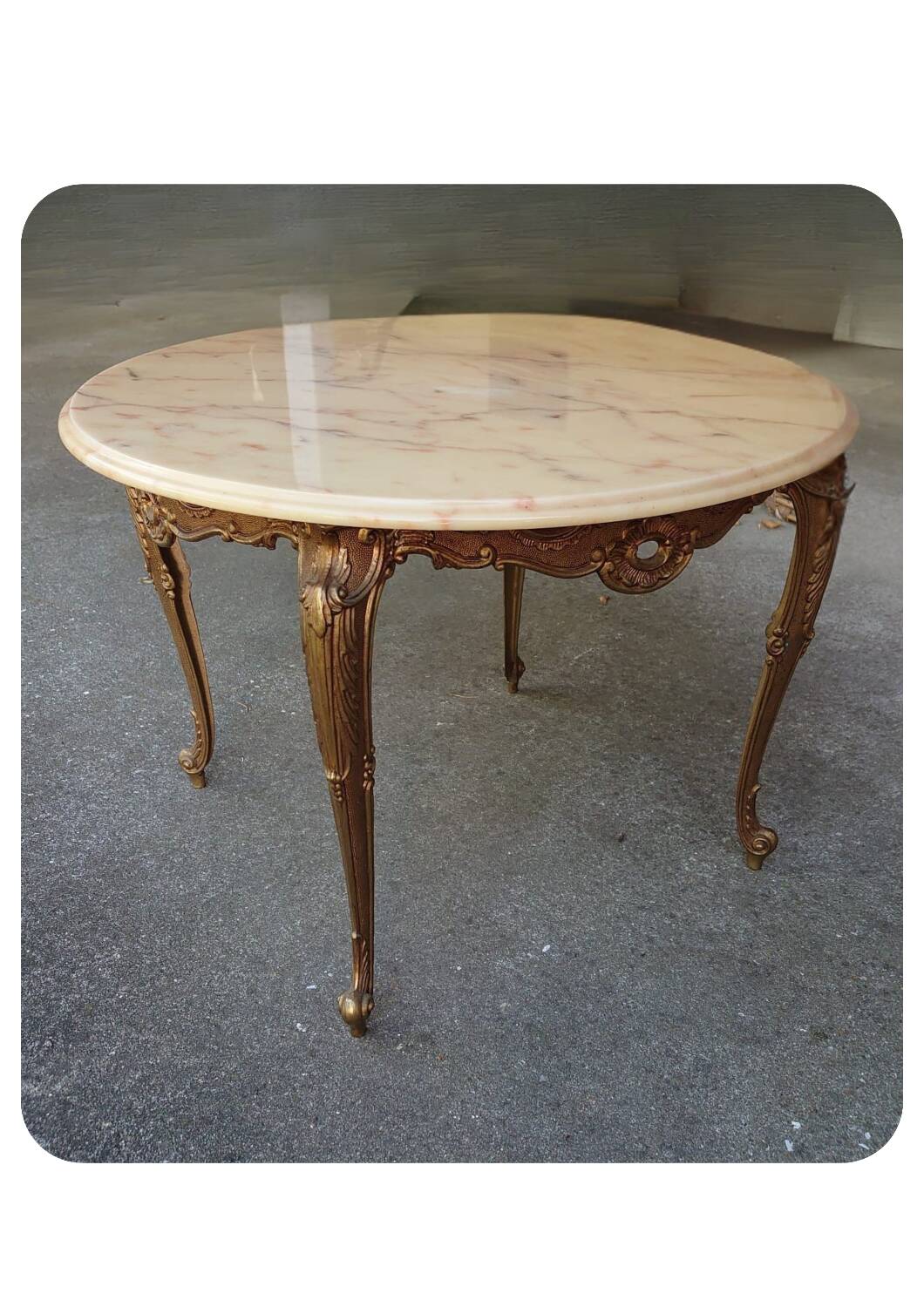 Table basse en bronze de style Louis XV avec plateau en marbre, XXe siècle