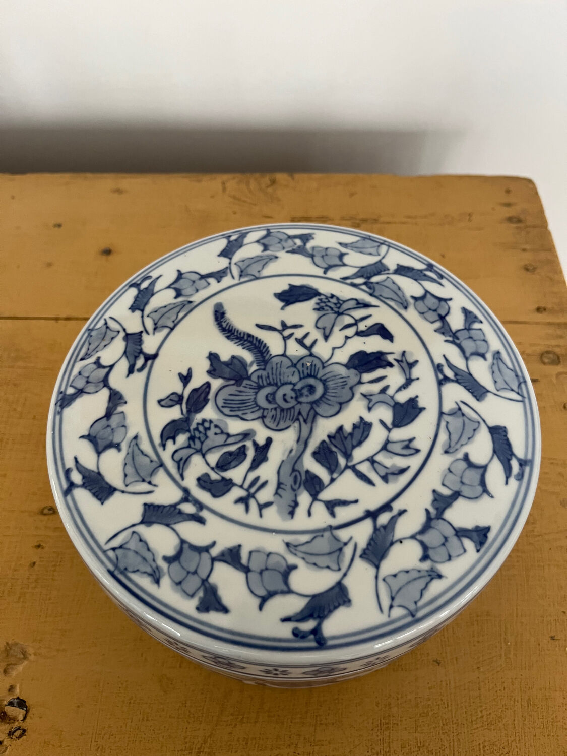 Large Chinese porcelain box