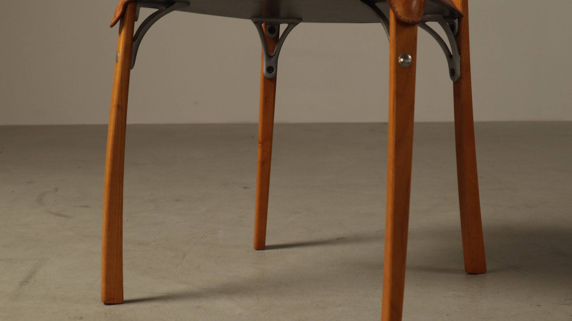 Ensemble de cinq chaises de salle à manger italiennes en cuir cognac, années 1990.