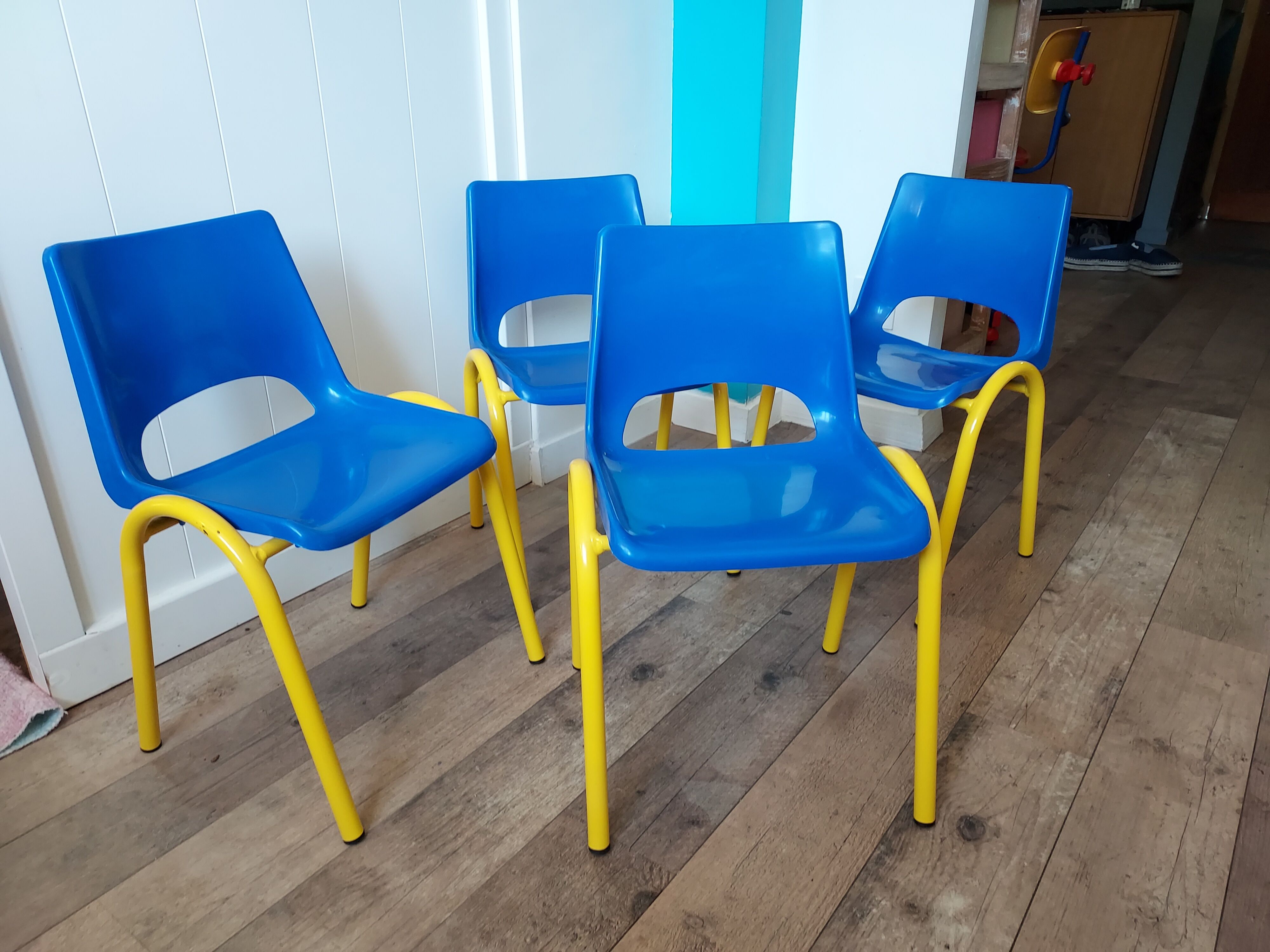 4 chaises coque école