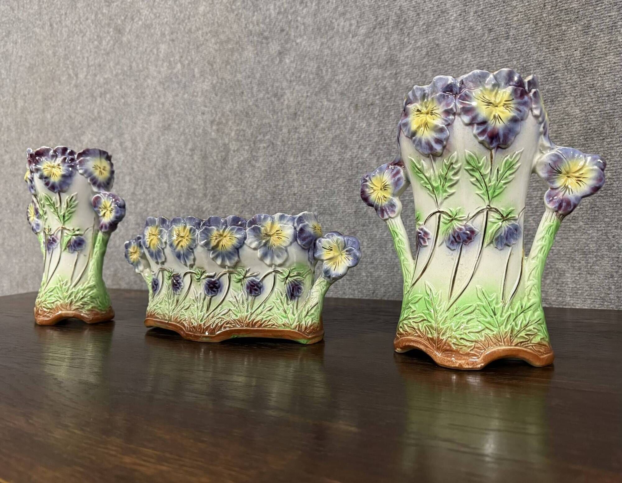 Onnaing: 3-piece Art Nouveau period barbotine set including a planter and two vases