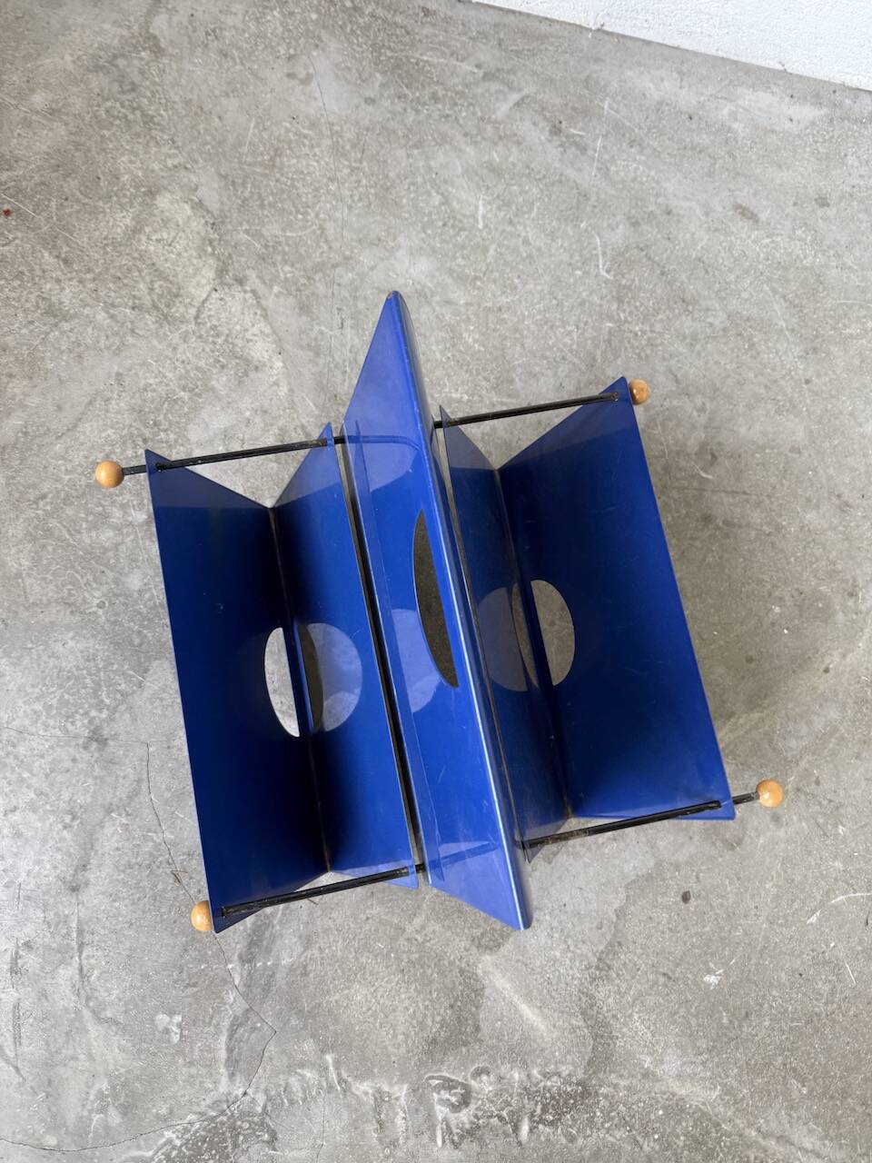 Memphis 80s Magazine Rack