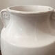 Vase blanc à volutes