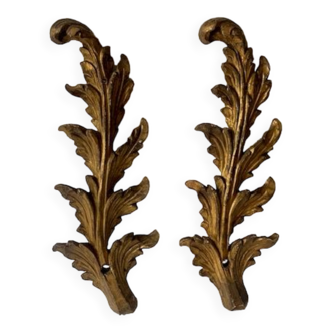 Pair of gilded carved wooden ornaments, acanthus leaves, eighteenth France