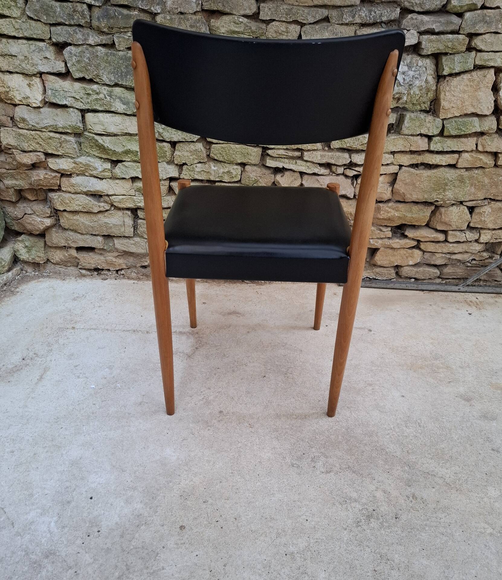 Chaise scandinave hêtre et skaï
