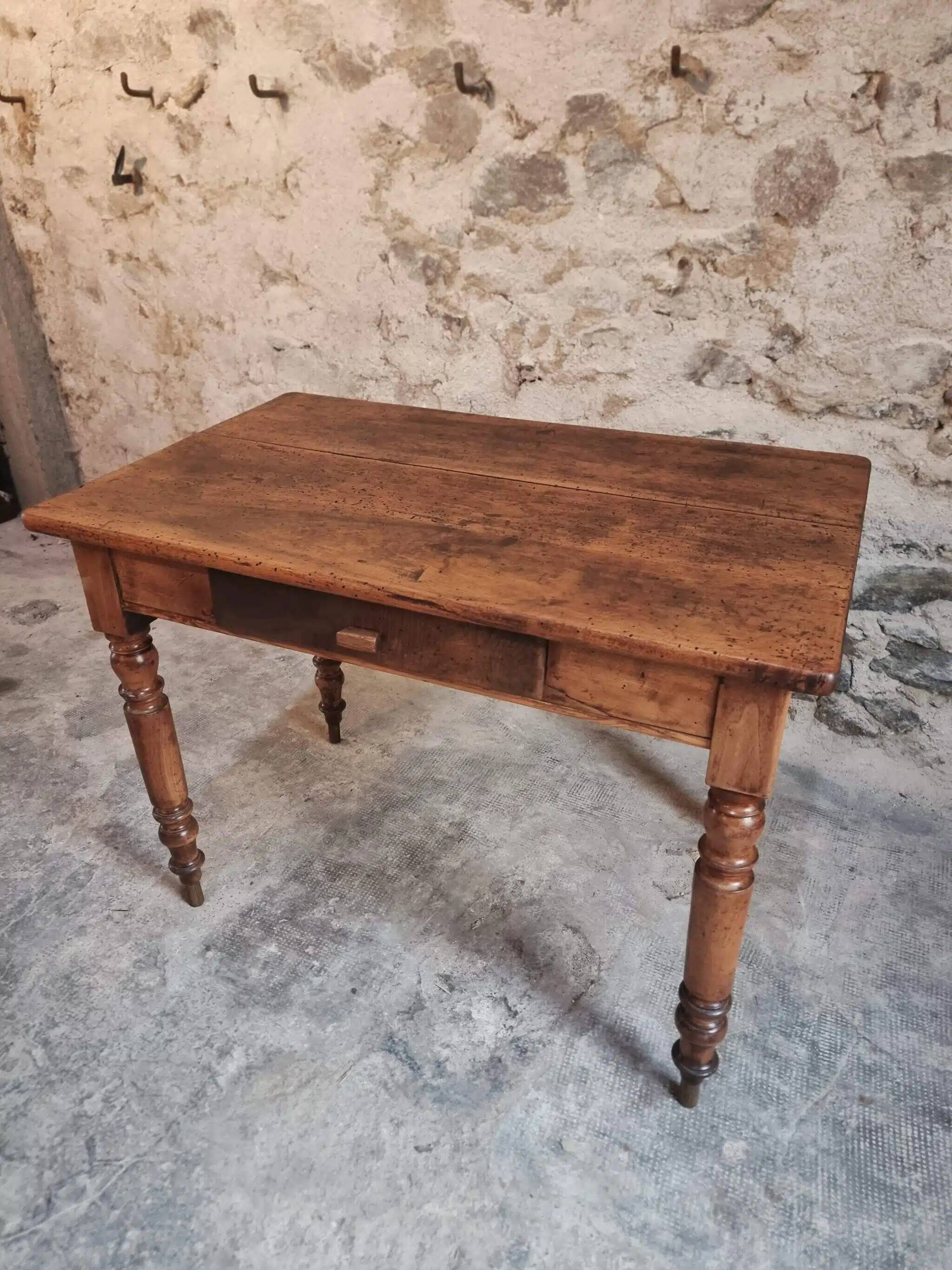 Table française ancienne en noyer – Table de cuisine ou bureau du XIXe siècle avec tiroir (100 × 64 × 74 cm)