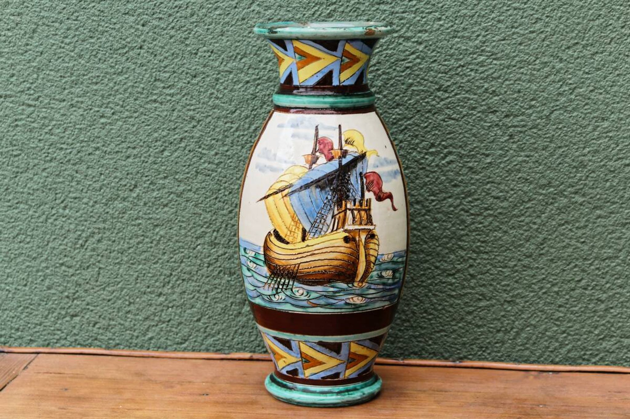 Vase en majolique italienne de Perugia, bateaux