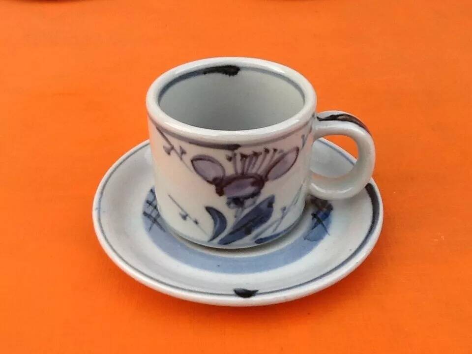 4 coffee cups / saucers glazed ceramic