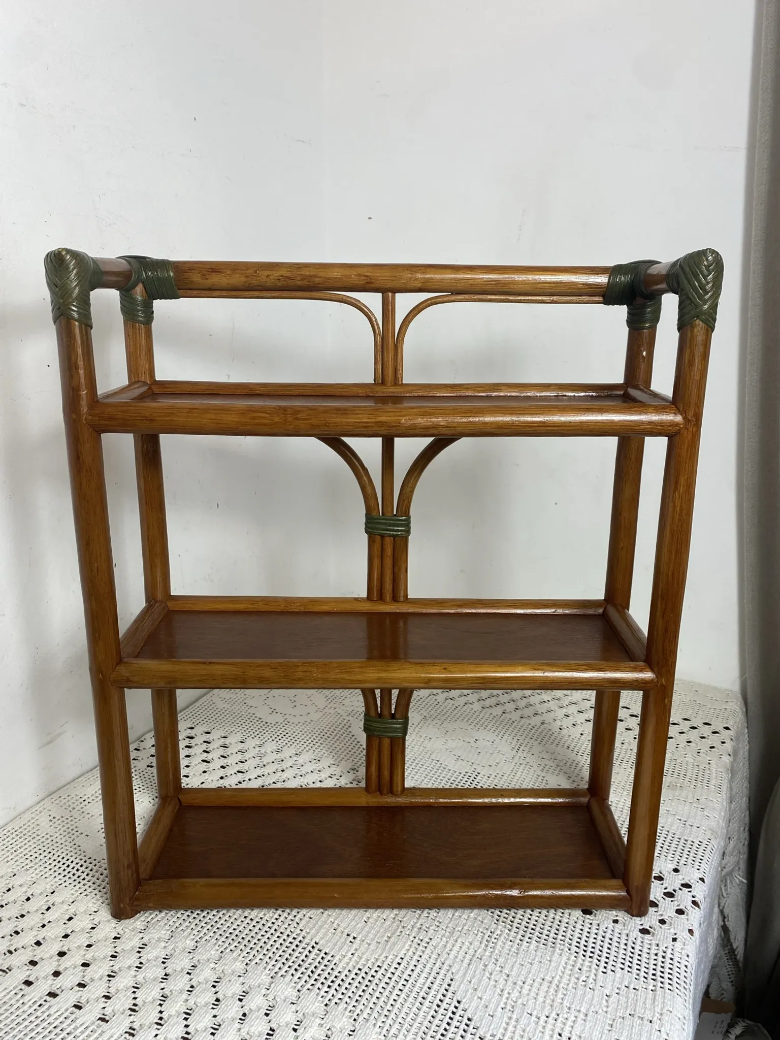 Etagère en bambou et rotin, années 70