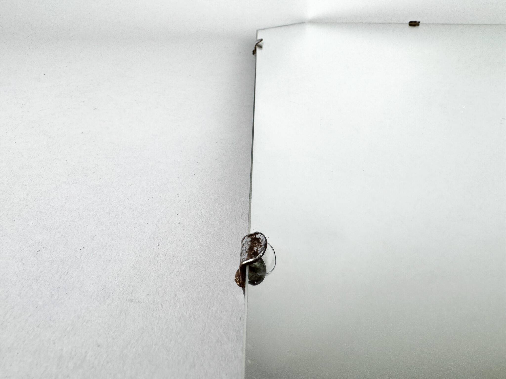 Miroir mural français des années 1950 avec garnitures chromées