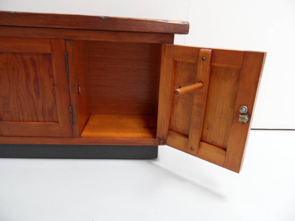 Buffet vintage avec 6 portes