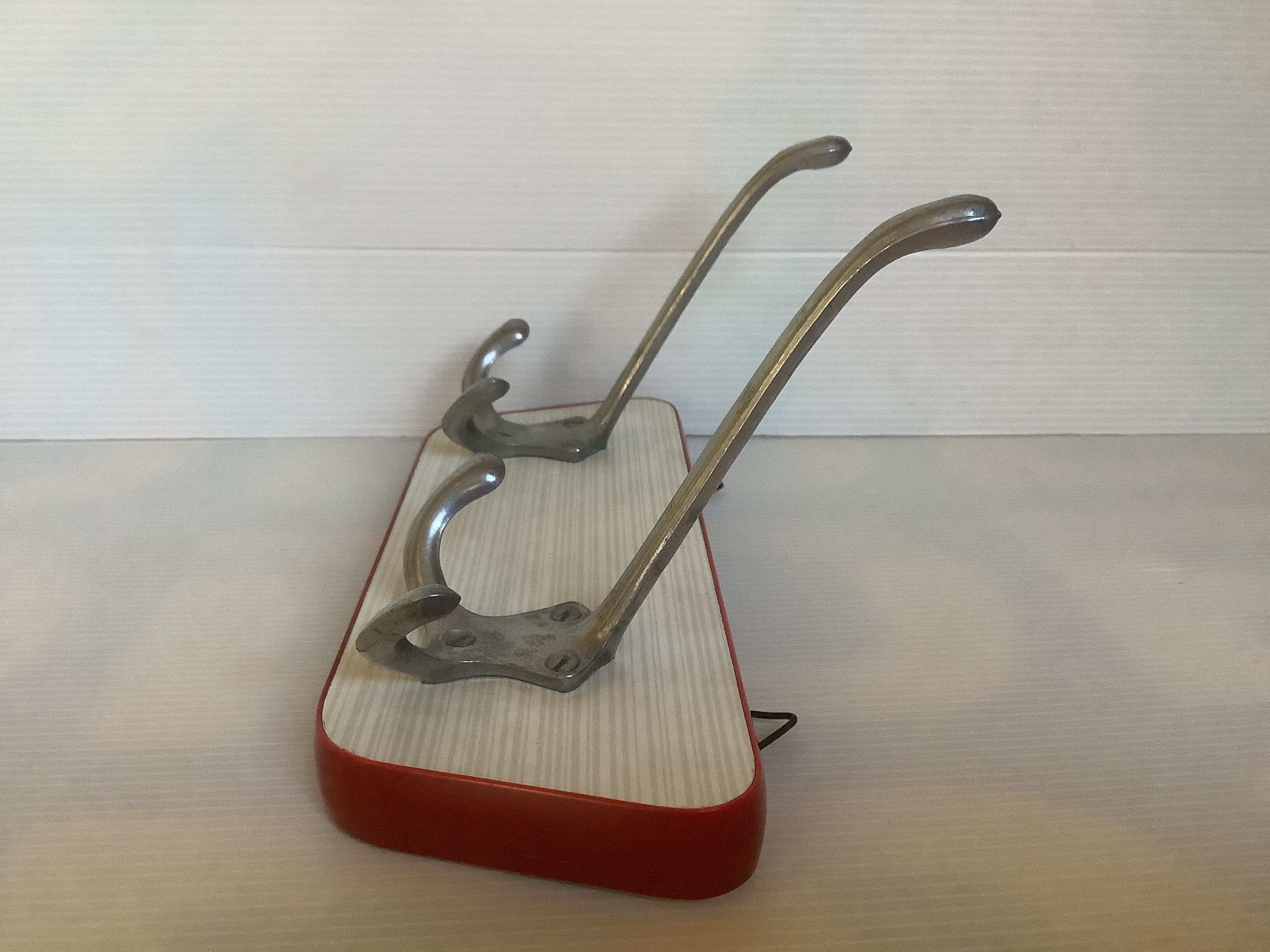 Asymmetrical coat rack Formica aluminium