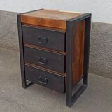 Petite commode en bois coloré et tiroirs en métal