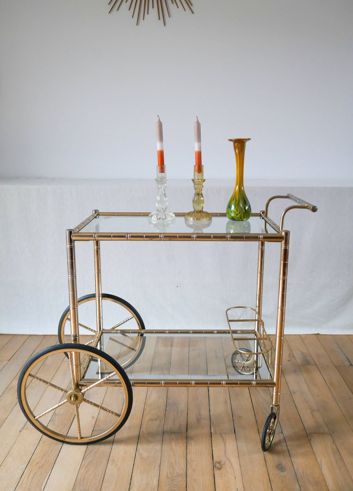 Desserte en métal doré et verre à grandes roues 1950