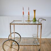 Desserte en métal doré et verre à grandes roues 1950