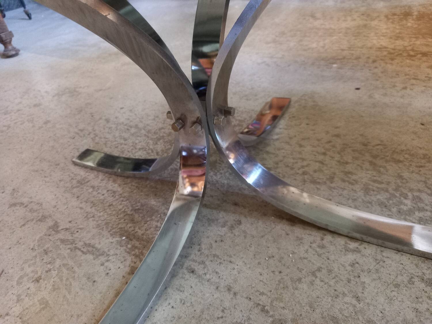 Round coffee table in smoked glass and chrome-plated metal