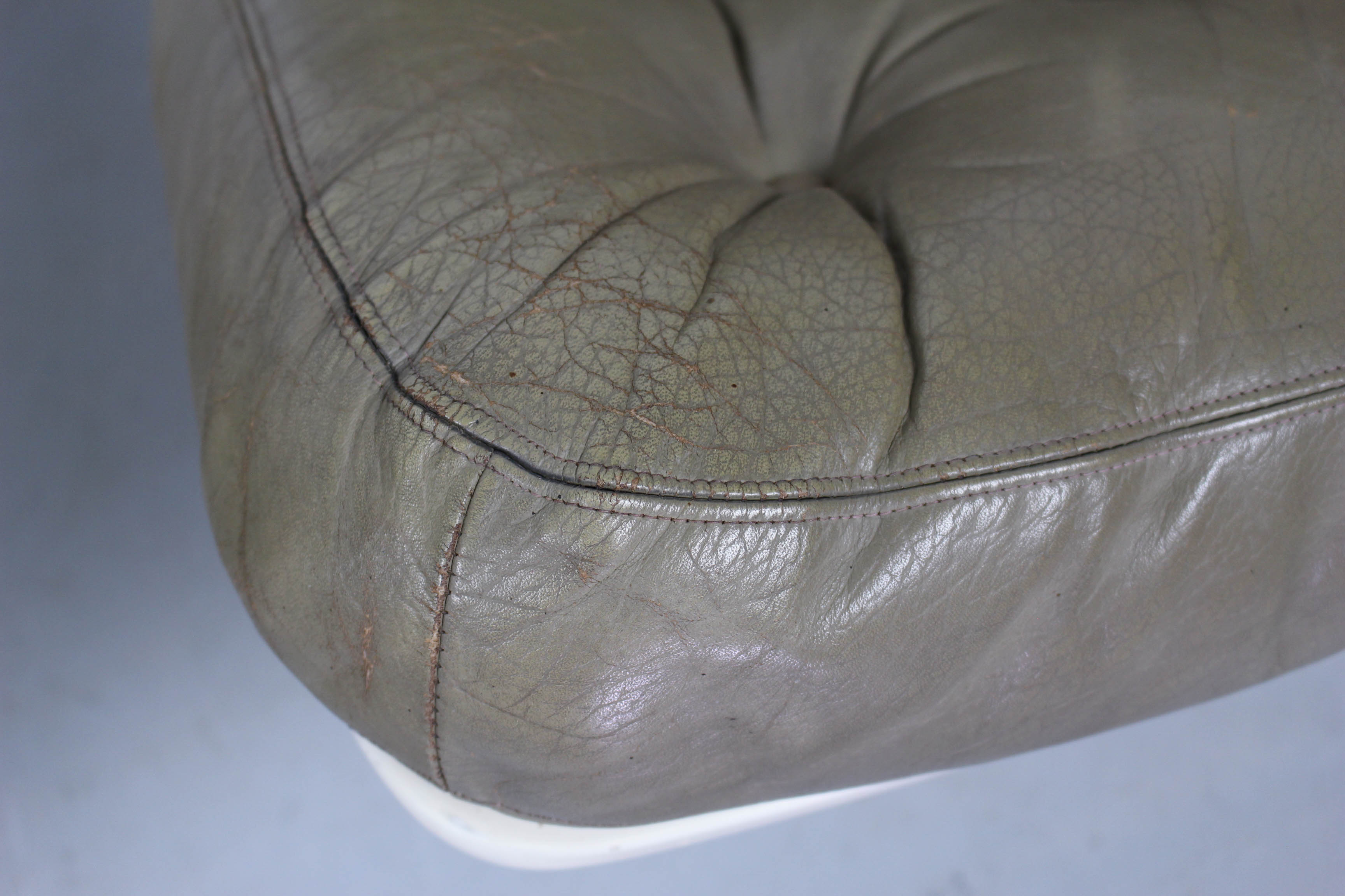 Pair of F976 armchairs by Geoffrey Harcourt for Artifort