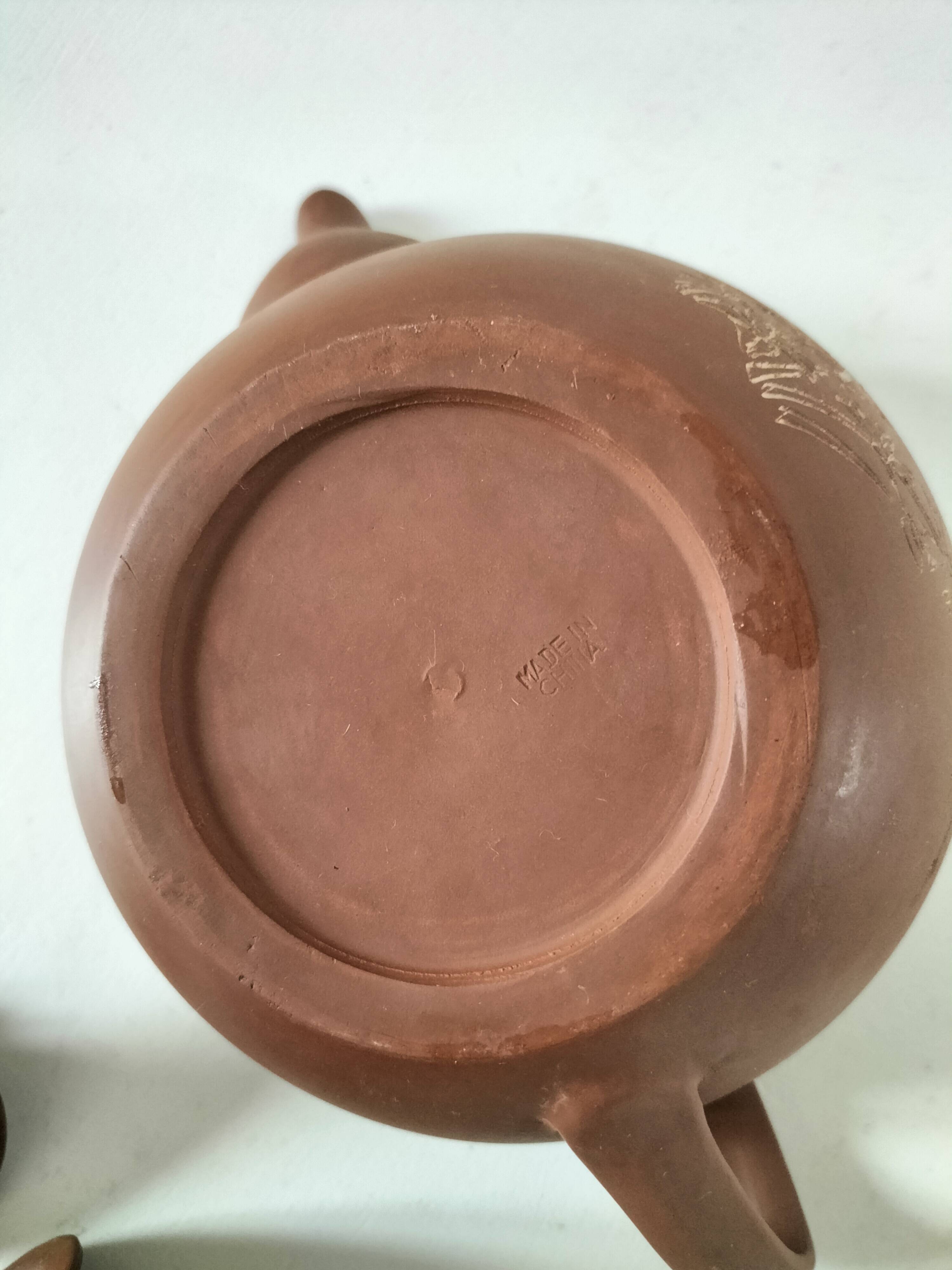 Japanese teapot in red clay engraved with integrated filter.