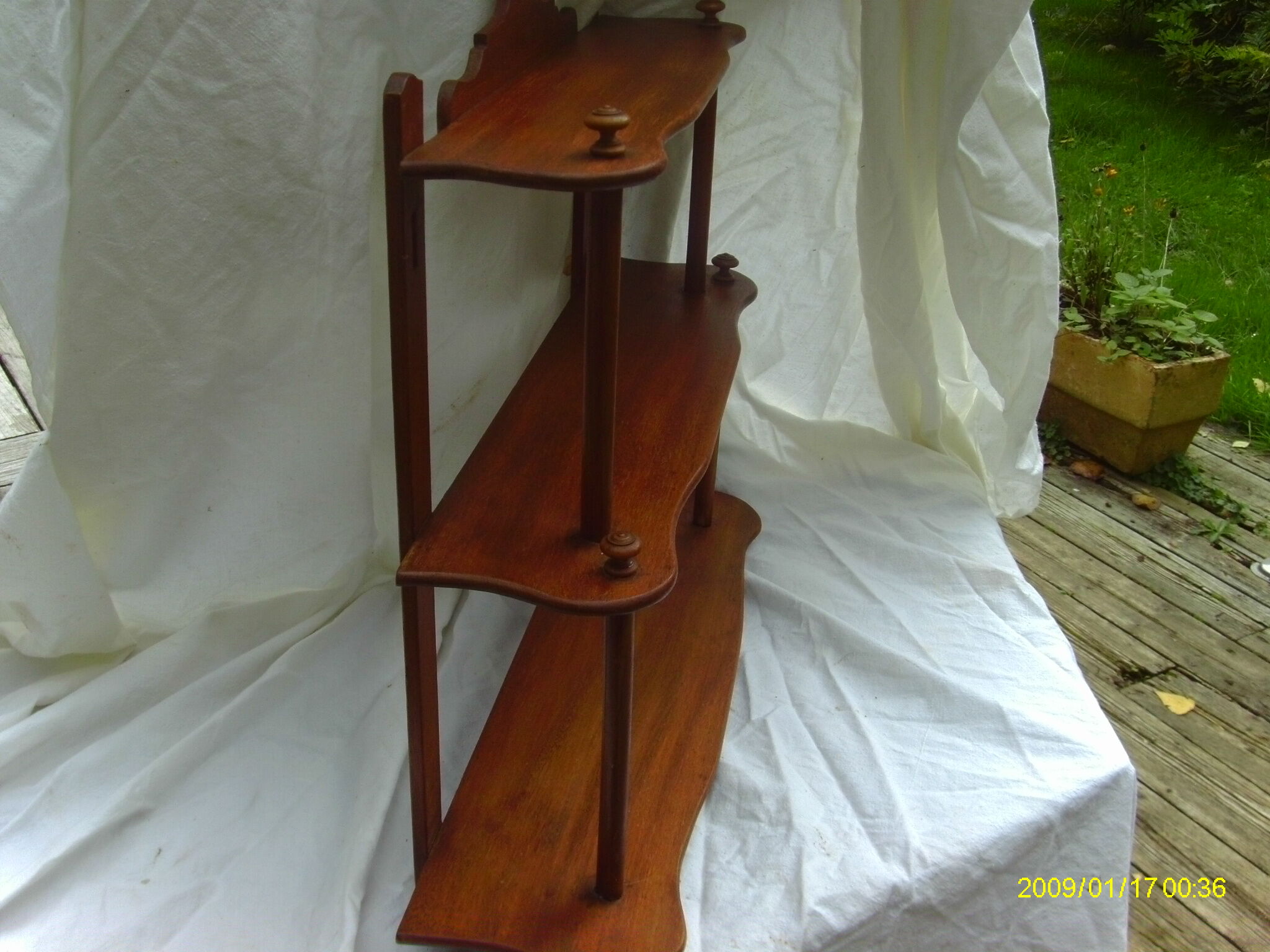 Shelf in blond mahogany around 1900
