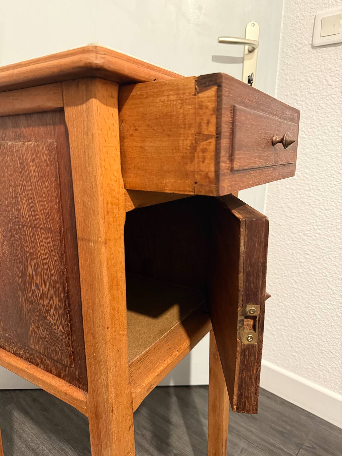 Table de chevet vintage en bois avec plateau en marbre.
