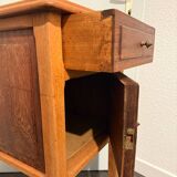 Table de chevet vintage en bois avec plateau en marbre.