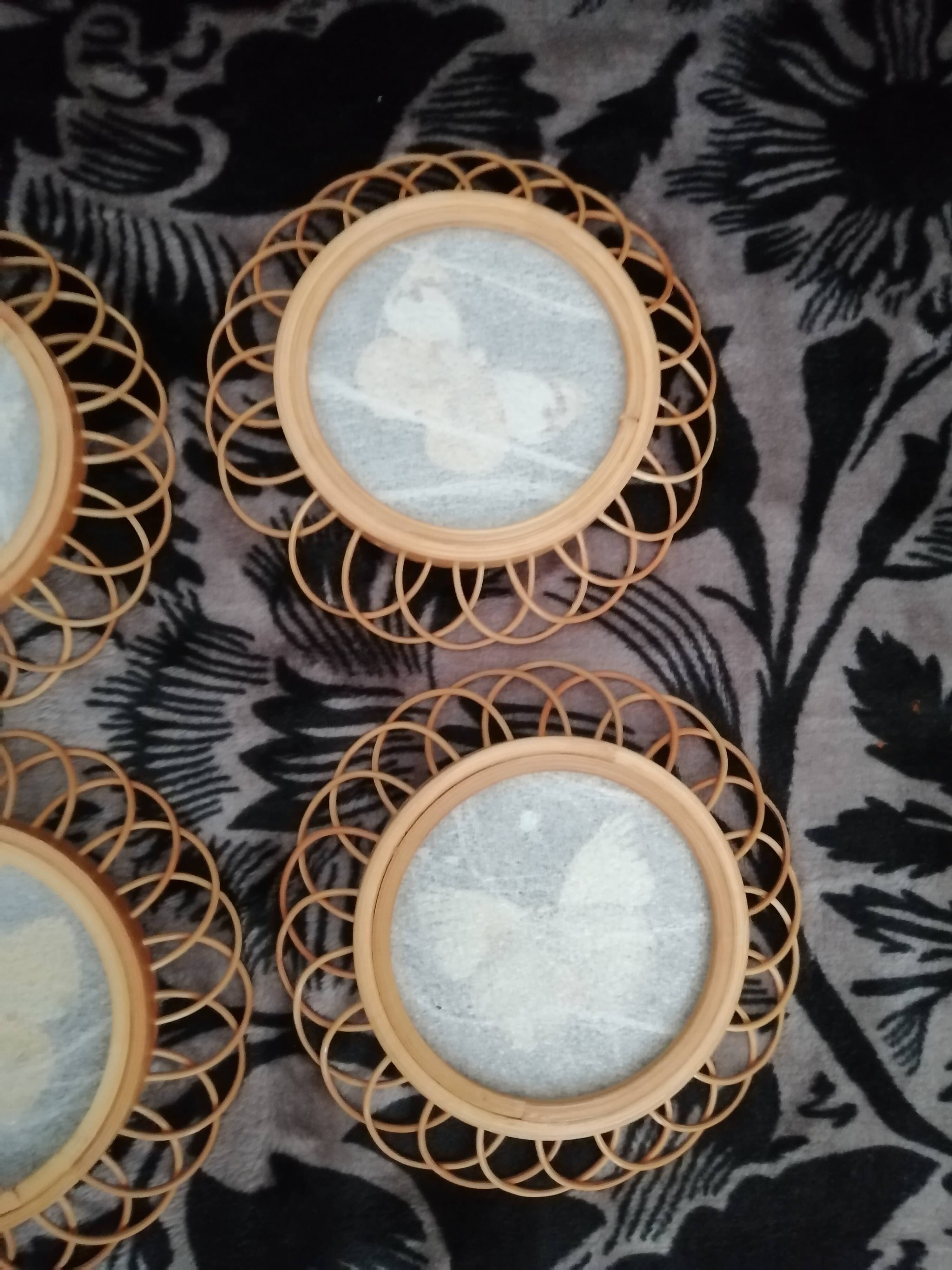 6 coasters in wooden wicker and butterfly background