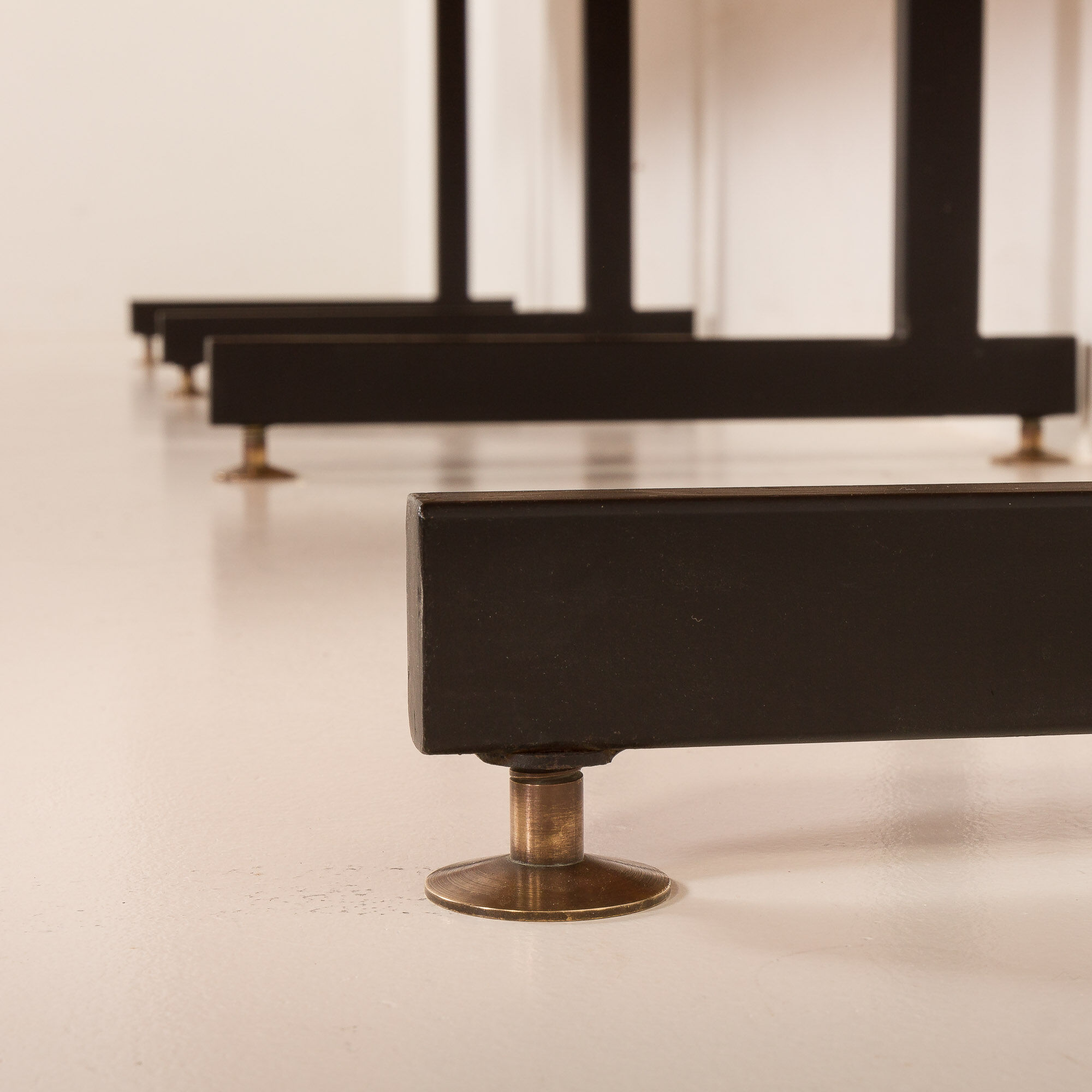 Un meuble mural autoportant italien en teck, des années 1950.