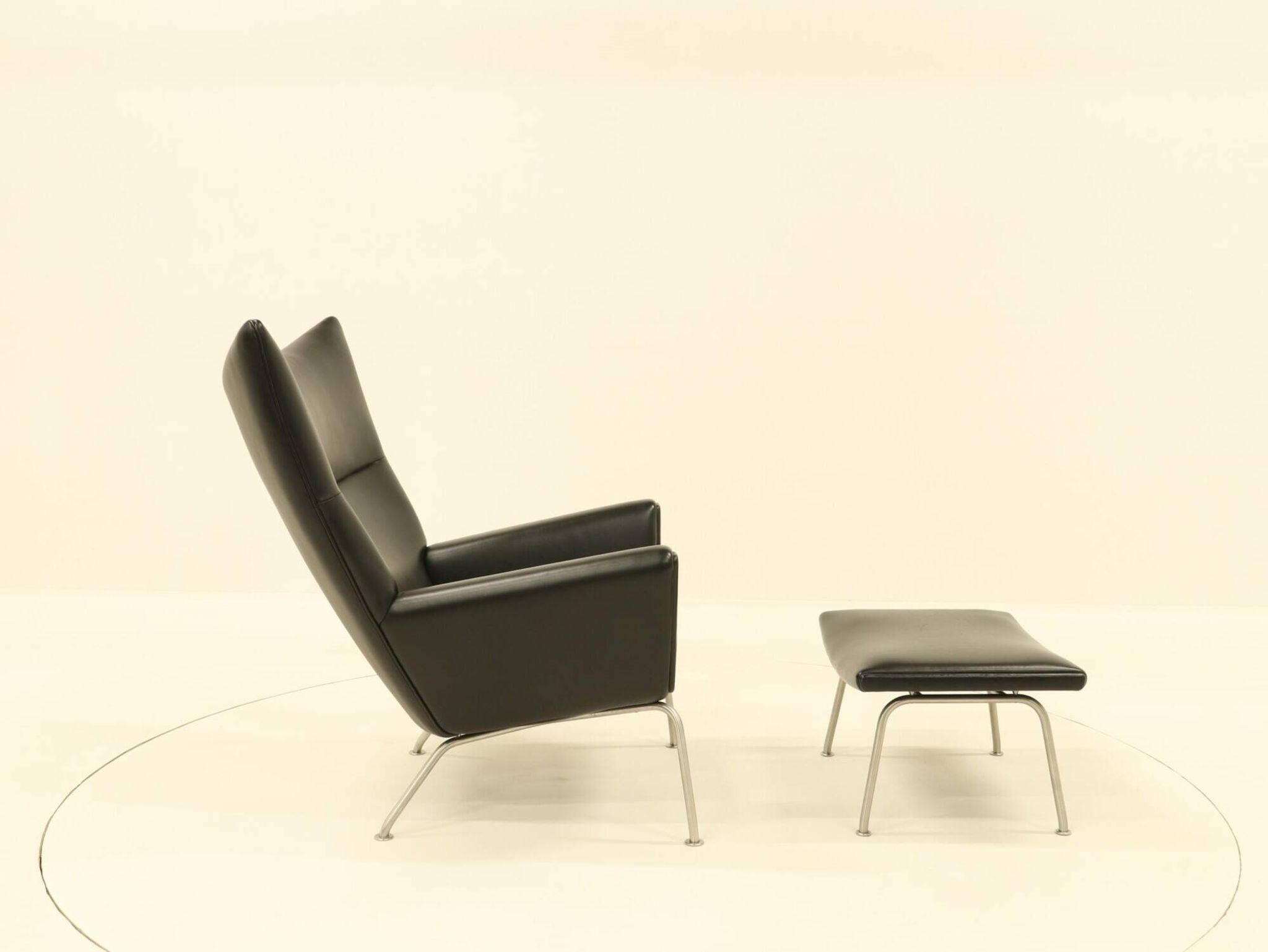 Fauteuil et repose-pieds assorti – CH445 et CH446 – par Hans Wegner