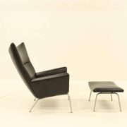 Fauteuil et repose-pieds assorti – CH445 et CH446 – par Hans Wegner