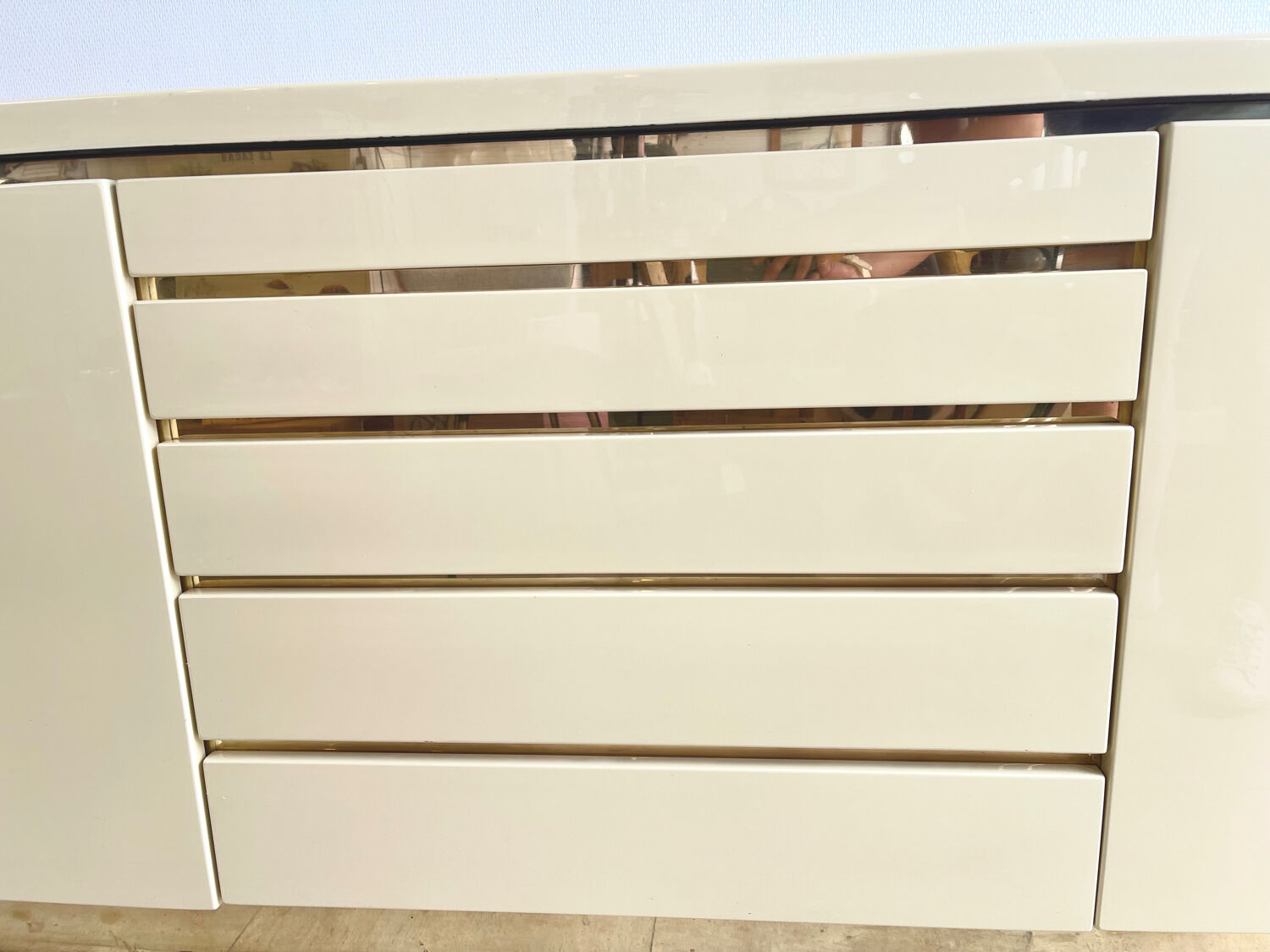 Buffet Jean-Claude Mahey in beige lacquer and brass – circa 1970