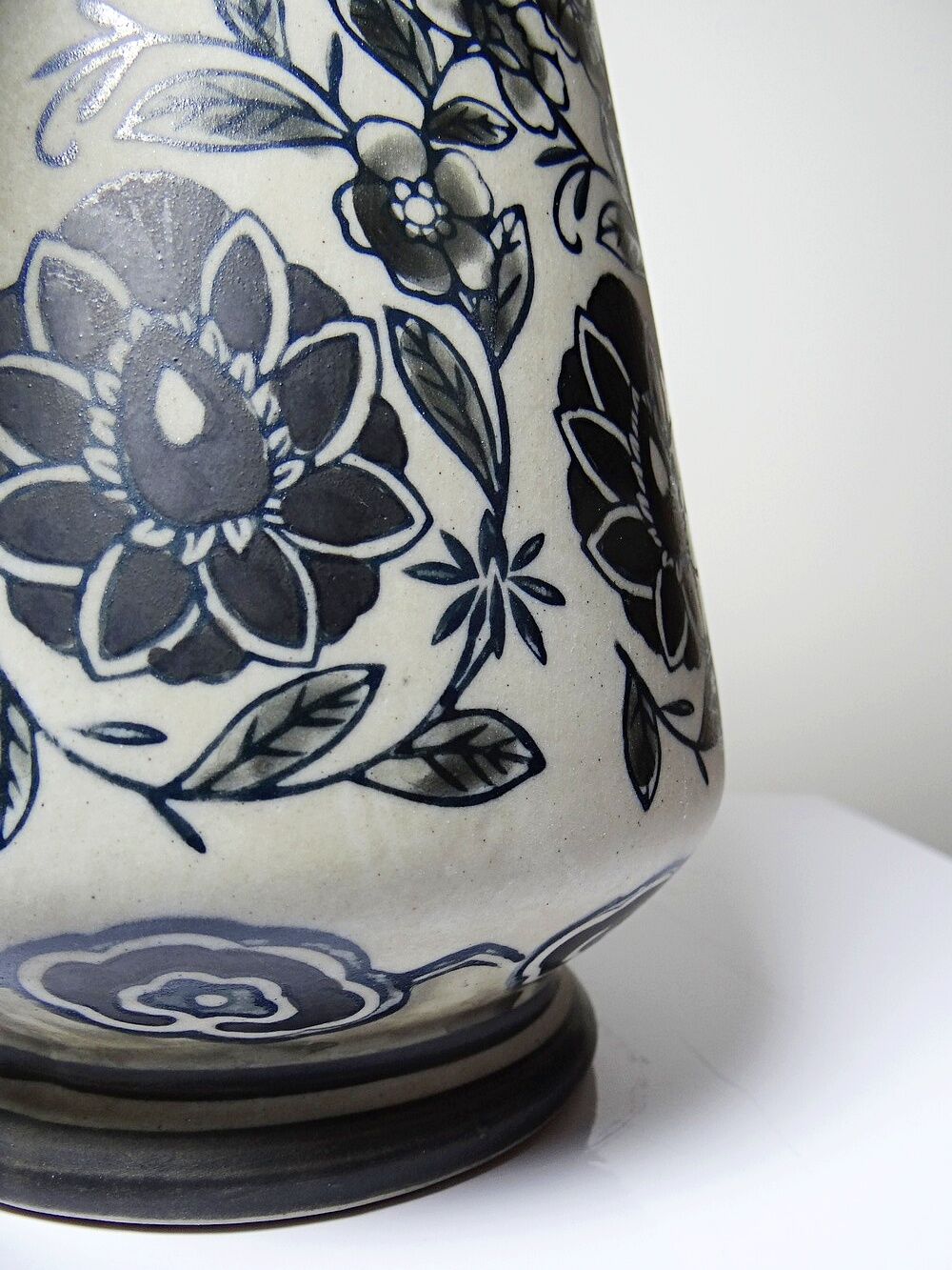 Antique Art Deco vase from 1920-40 in fine stoneware, Art Nouveau style & chinoiserie, decorated.