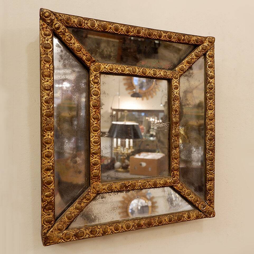 Miroir perlé en bois doré du 18e siècle