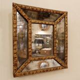 Miroir perlé en bois doré du 18e siècle