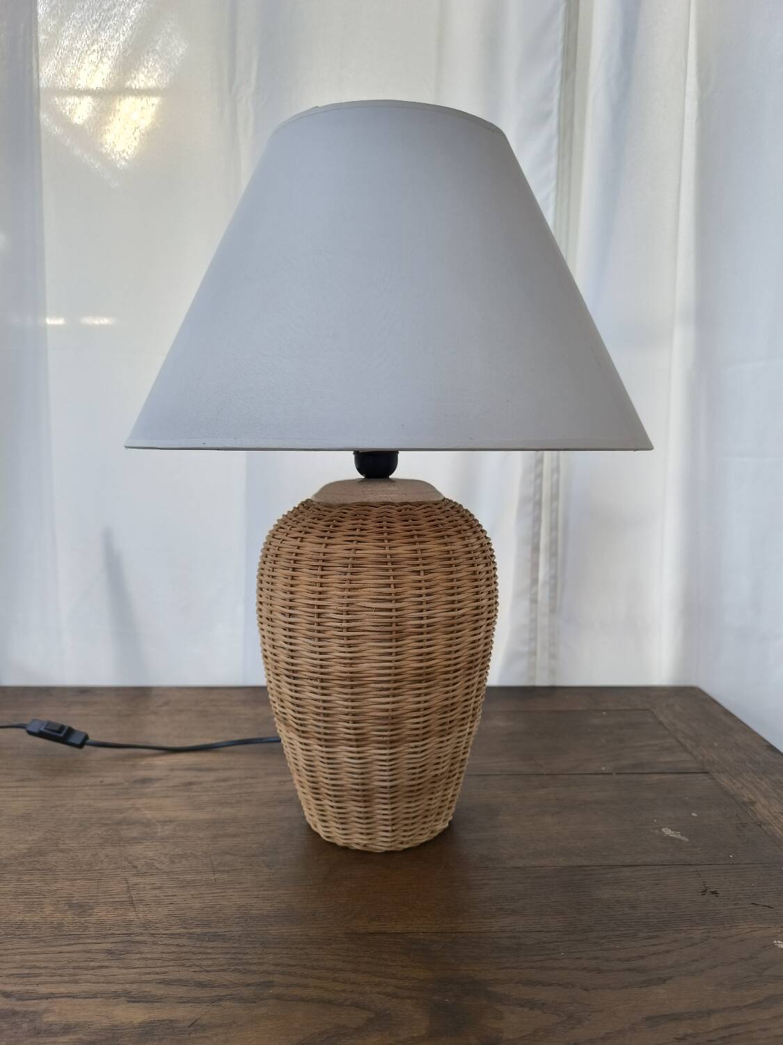Wicker table lamp