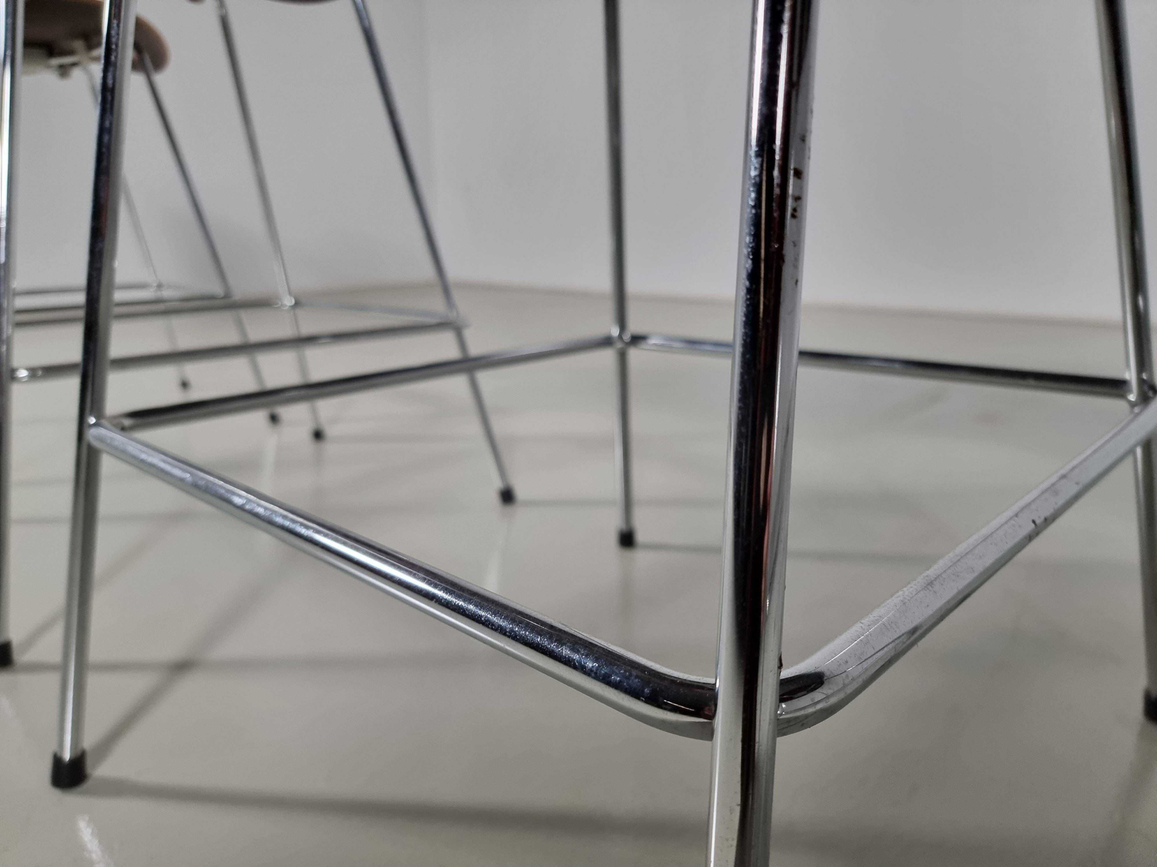 Set of 4 brown oak plywood bar stools by Fritz Hansen Series 7 by Arne Jacobsen.