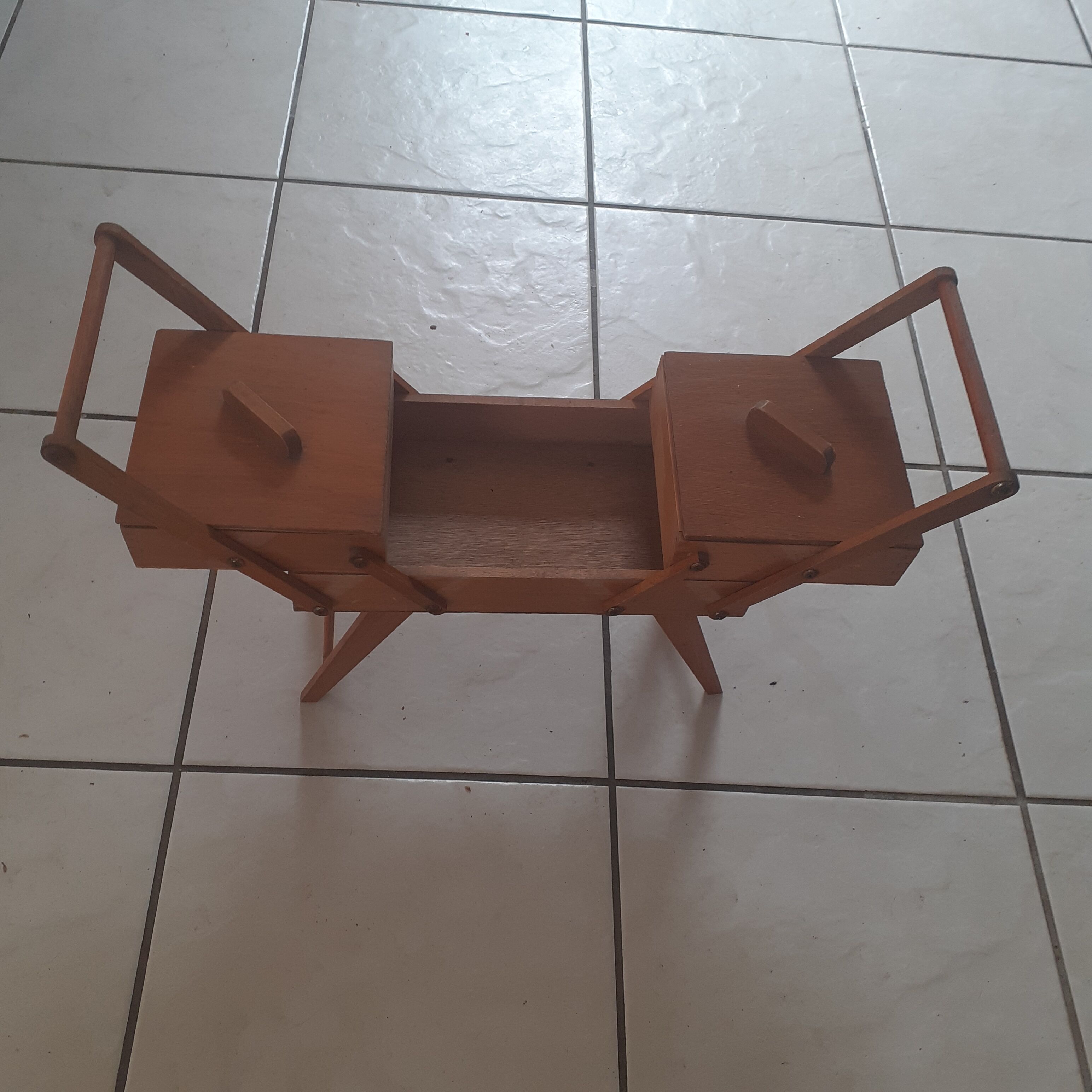 Wood worker 3 drawers, removable feet