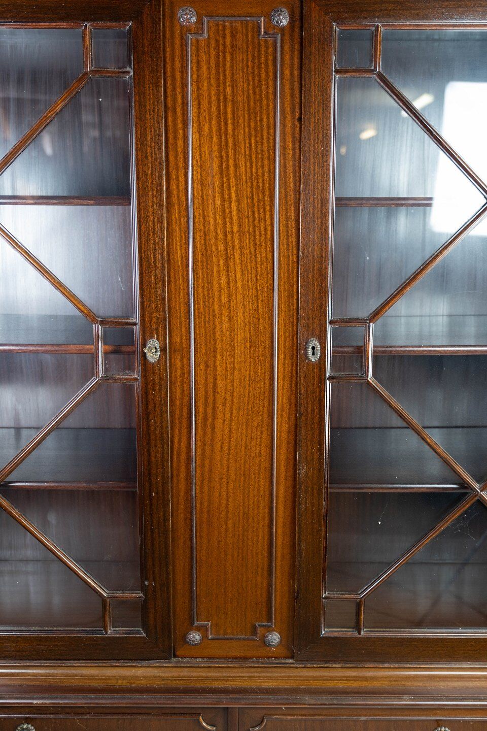 Hepplewhite mahogany showcases from the 1930s