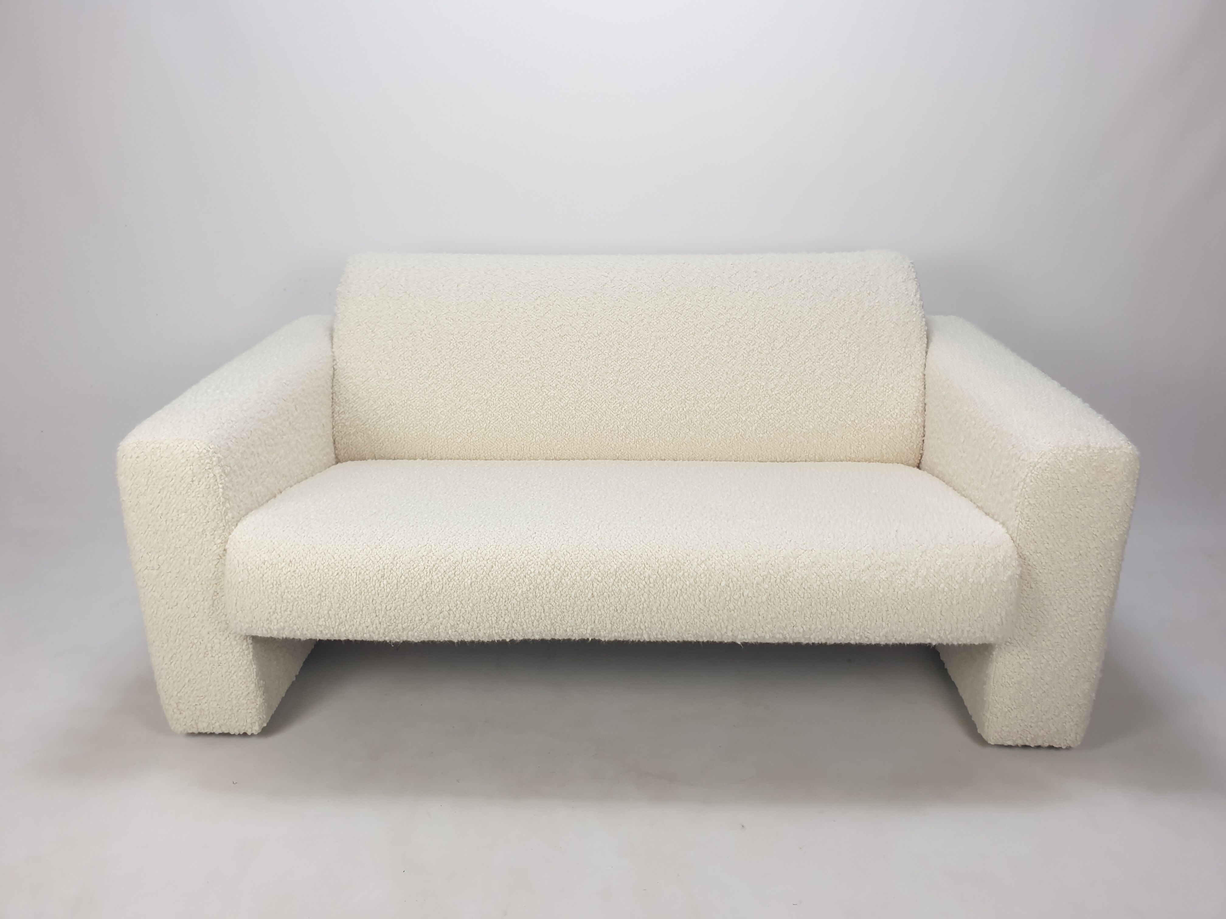 Two-seater sofa Model 691 by Artifort, 1980s.