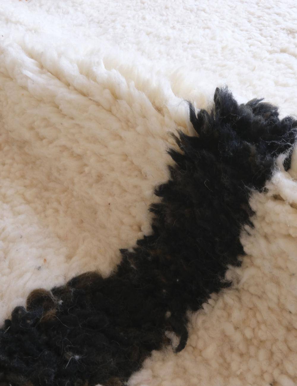 Contemporary Berber Rug - 250 x 194 cm