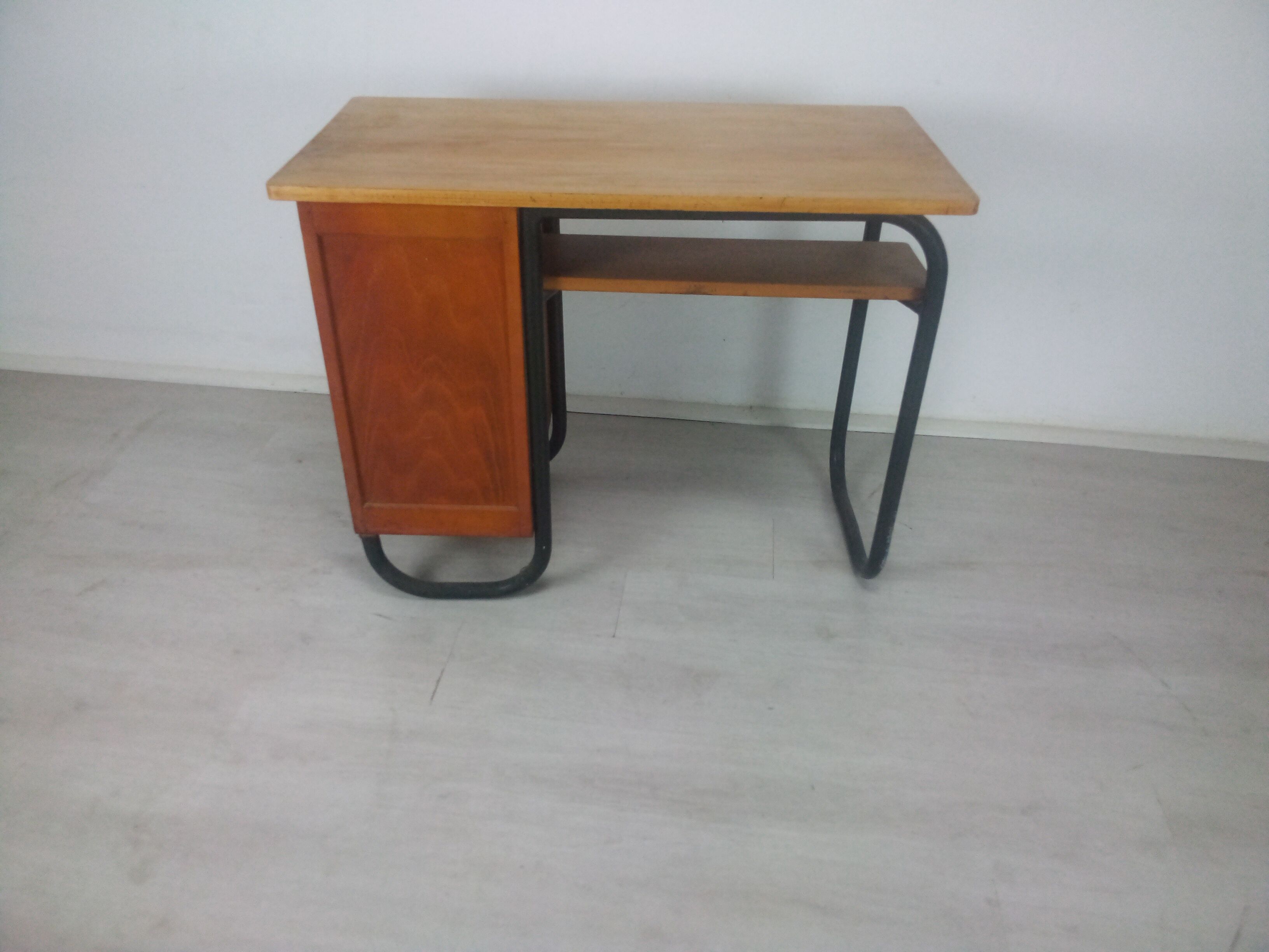 Desk model S22 by Jacques Hitier produced by Mobilor