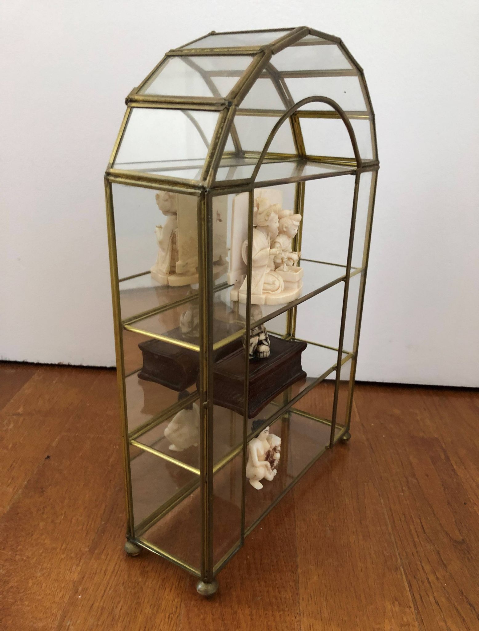 Vitrine en verre et laiton