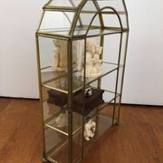 Vitrine en verre et laiton
