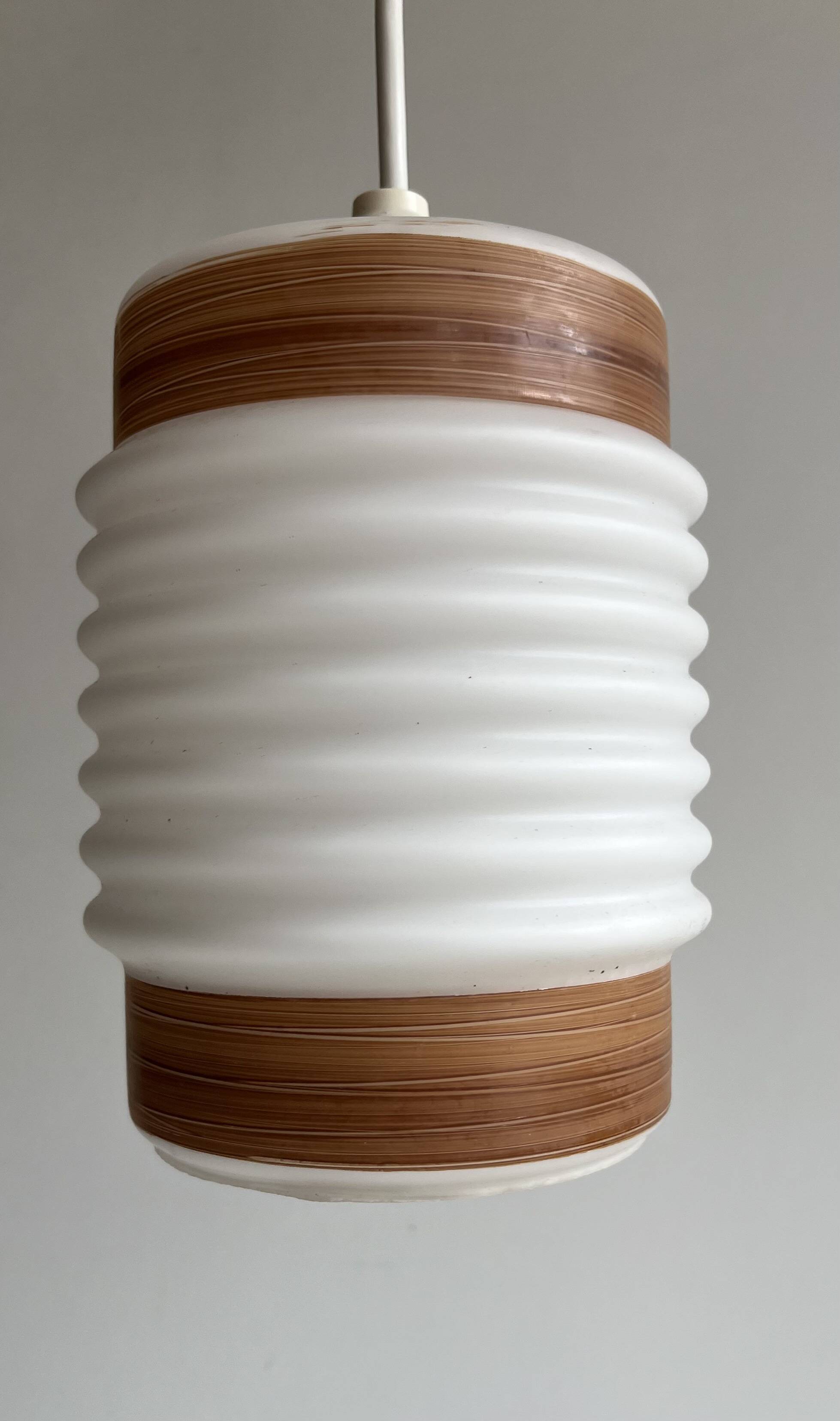 Opaline corrugated tube suspension