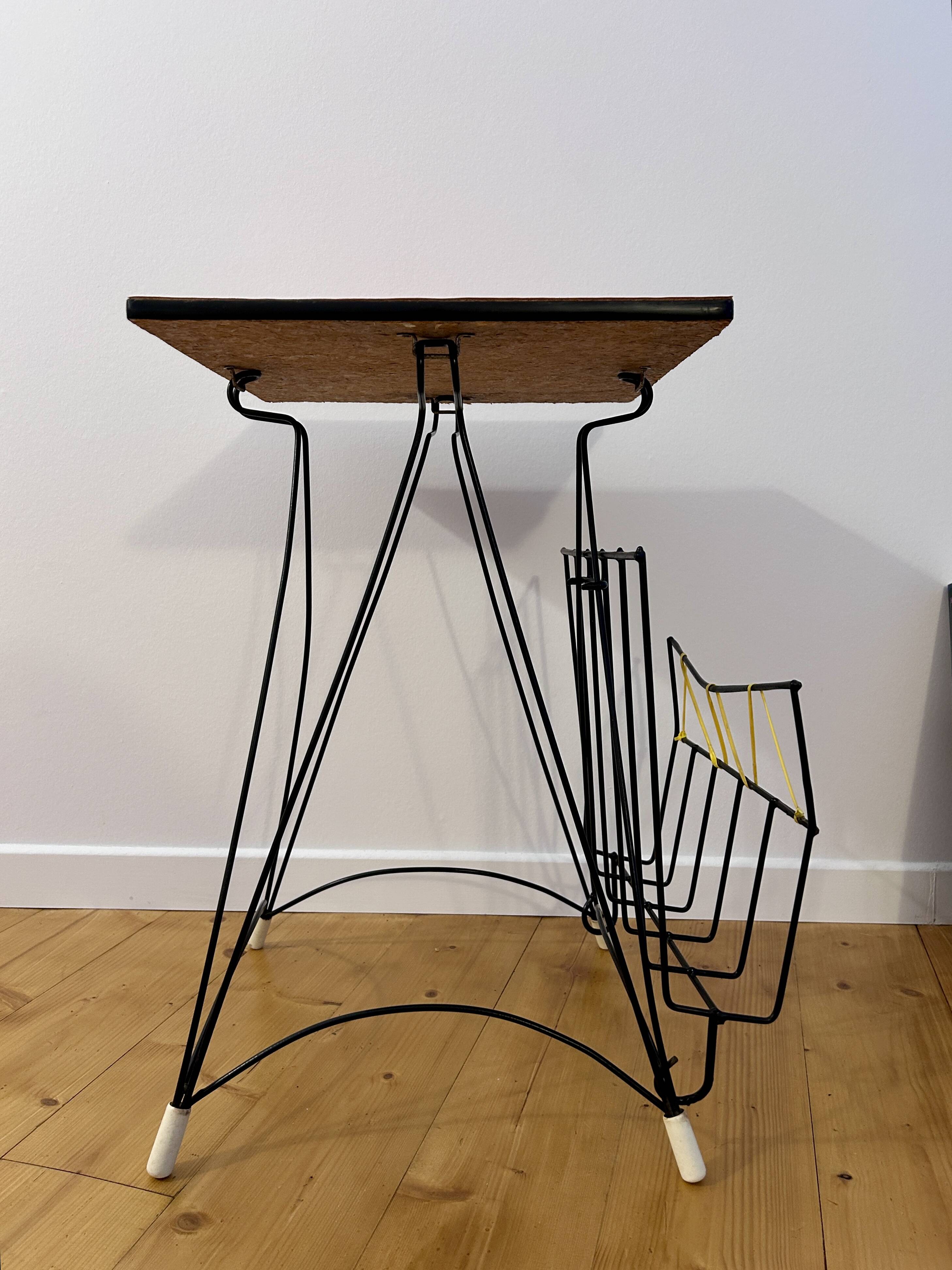 1960s Scoubidou magazine rack