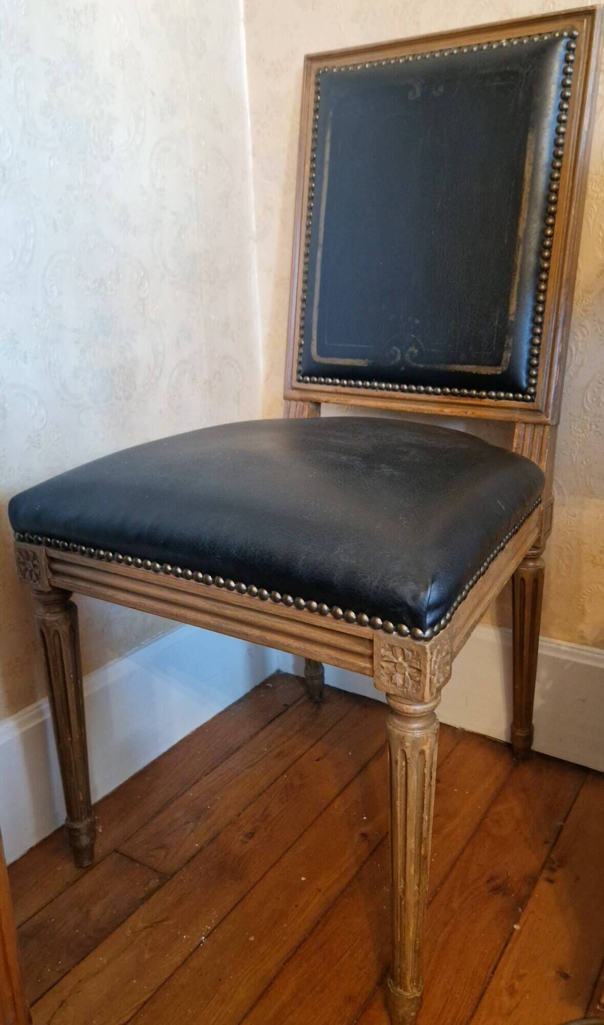 Antique Louis XVI style chair in solid wood and patinated leather.