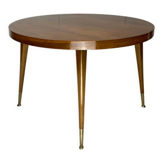 Table ronde italienne avec extrémités de jambe effilées en laiton, années 1950