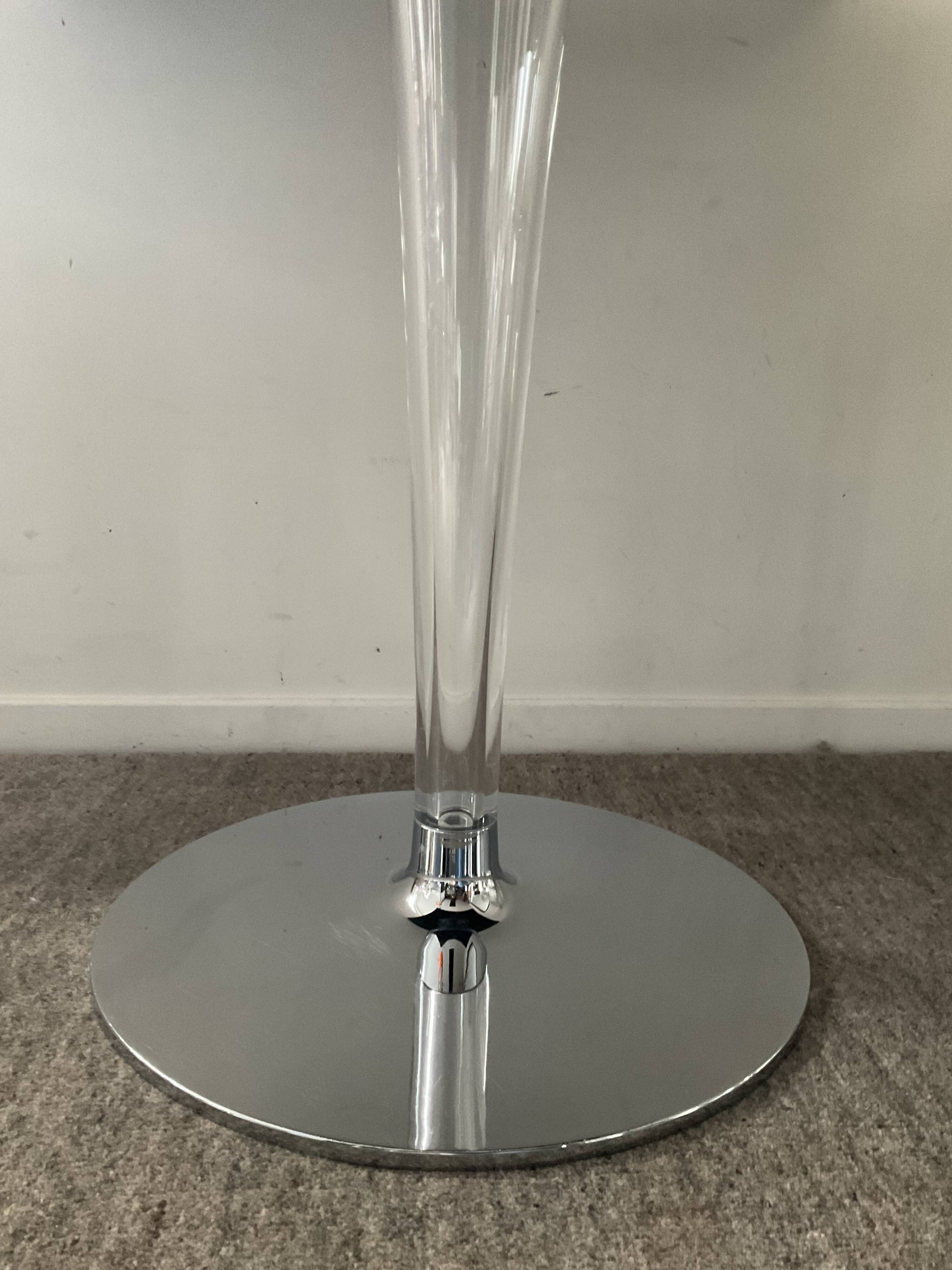 Ensemble Philippe Starck Kartell table à manger Top Top et 2 fauteuils Louis Ghost