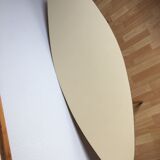 Table basse ovale stratifiée piètement en chêne réalisée par un mesuisier