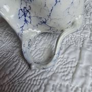 Pot à lait en porcelaine de Limoges décor bleu marbré